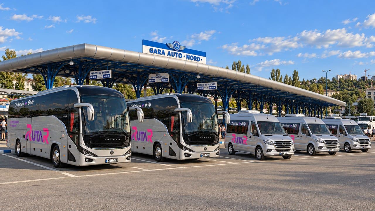 Două autocare și trei microbuze Rutar sub copertina Gării Auto Nord