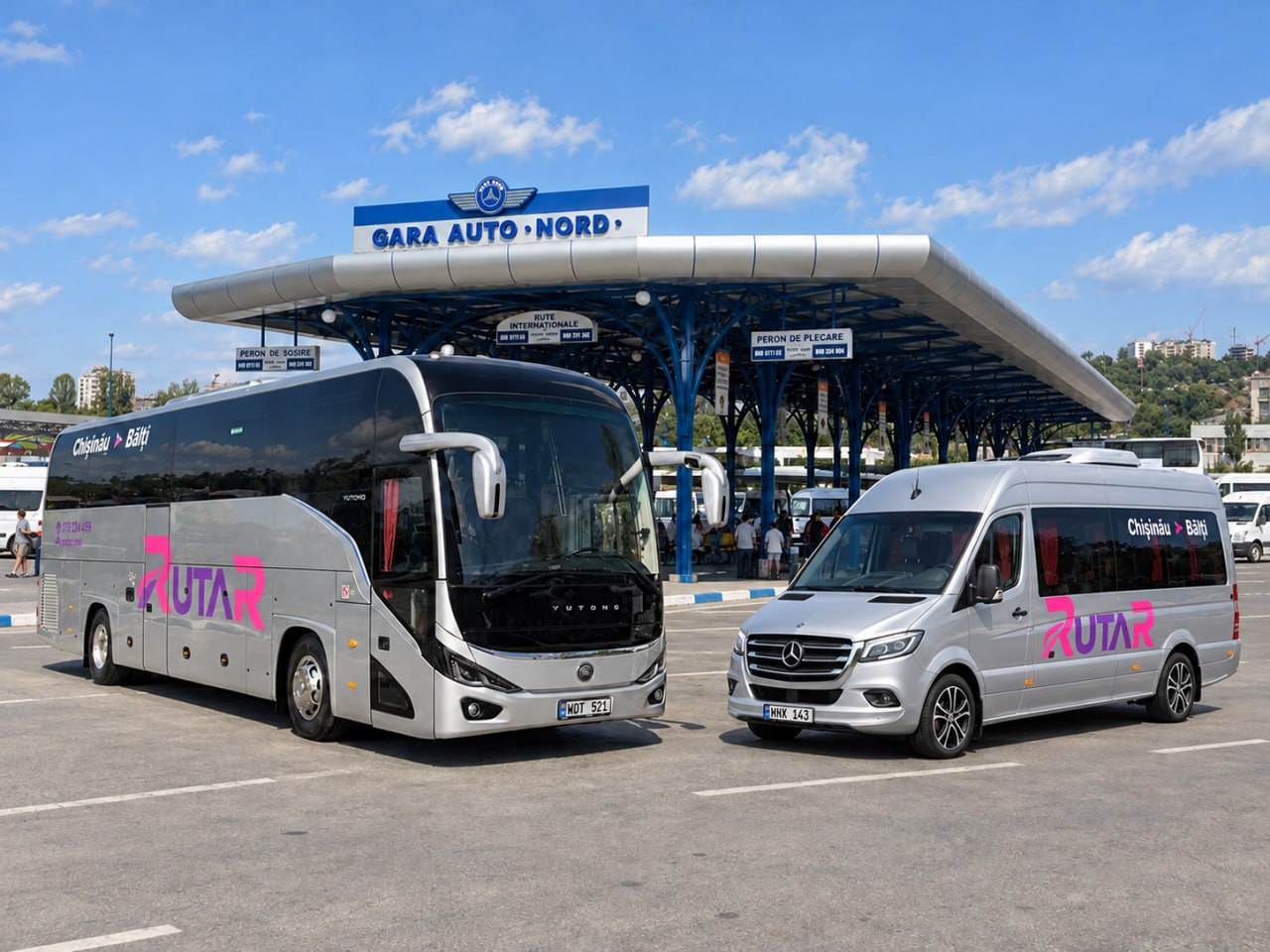 Un autocar Yutong și un microbuz Mercedes Sprinter Rutar la Gara Auto Nord din Chișinău